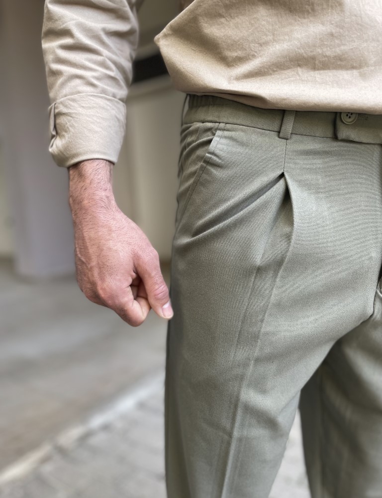 Ανδρικό χακί υφασμάτινο παντελόνι με πιέτα και λάστιχο στην μέση FCL00295X φωτογραφία